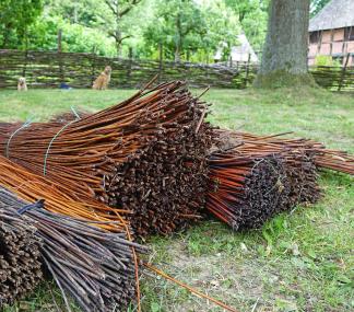 Das Flechtmaterial für den Workshop im LWL-Freilichtmuseum Detmold liegt bereit.<br>Foto: LWL/Jähne