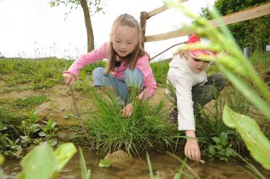 Das eigene Floß kann am Bachlauf im LWL-Freilichtmuseum Detmold direkt getestet werden.<br>Foto: LWL/Sánchez