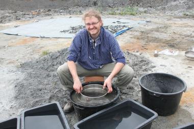 Paläontologe bei der Arbeit, dem Schlämmen von Gesteinen, um Fossilien darin zu finden.<br>Foto: LWL/Sander