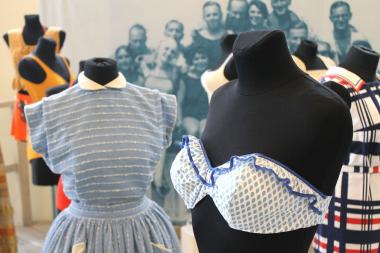 Rüschen zieren die Bade- und Strandmode aus den 1950er Jahren.<br>Foto: LWL/Holtappels