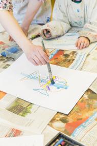 Die kleinen Besucher können beim Wochenendprogramm selber kreativ werden. <br>Foto: LWL/Hanna Neander 