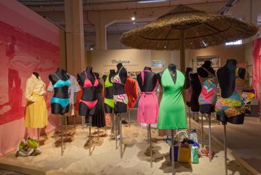 Blick in die Ausstellung: Farbenfroh geht es am Strand von Mallorca zu.<br>Foto: LWL/Holtappels 
