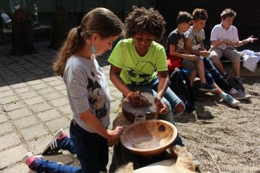 LWL-Museum für Archäologie können Kinder Getreide wie in der Jungsteinzeit mahlen.<br>Foto: LWL/A. Jordan