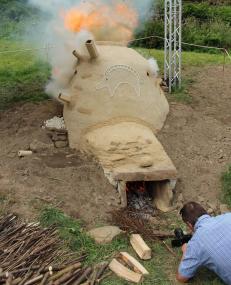 Feuer frei: Bereits beim Ausheizen des Ofens <br> entwickelten eindrucksvoll hohe Temperaturen <br>(Foto: LWL /M. Zeiler).