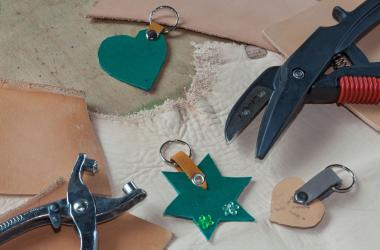 Im Industriemuseum Zeche Zollern können Kinder am Sonntag kleine Schlüsselanhänger aus Leder basteln.<br>Foto: LWL/Holtappels