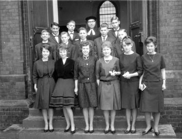 Konfirmationsfeiern wie diese dienten auch der Sozialisation in eine konfessionell geprägte Gemeinschaft. Bochum-Langendreer 1962.<br>Foto: LWL-Volkskundearchiv/Schmidthaus