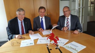 Unterzeichneten den Vertrag zur Erstellung der Demografie-Studie für Westfalen (v.l.): Dr. Karl- Heinrich Sümmermann, Dr. Reiner Klingholz und Matthias Löb.<br>Foto: Westfalen-Initiative/Boll