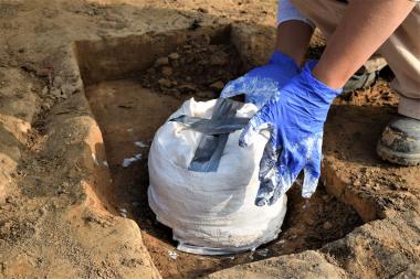 Vorbereitung zur Blockbergung einer Graburne: Hierbei wird der archäologische Befund gemeinsam mit dem umliegenden Erdreich geborgen, um das Objekt nicht zu schädigen.<br>Foto: Archbau/L. van Bömmel-Wegmann