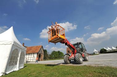 Die Vorbereitungen für den Freilichtgenuss im LWL-Freilichtmuseum Detmold sind in vollem Gange, die ersten Pagoden sind aufgebaut. Anna Stein und Norbert Hartmann vom Projektteam verschaffen sich im Paderborner Dorf einen Überblick über die bisherigen Arbeiten.<br>Foto: LWL/Stuke