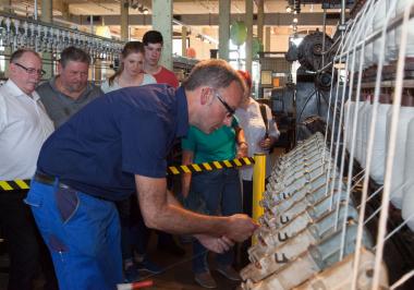 Restaurator Gerd Hölker führt die in Stand gesetzte Ringspinnmaschine vor.<br>Foto: LWL/Holtappels