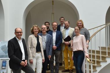 Dr. Holger Mertens, LWL-Chefdenkmalpfleger (v.l.), Dr. Andrea Pufke, LVR-Chefdenkmalpflegerin, Landeskirchenbaudirektor Reinhard Miermeister, Dr. Nicolás Menéndez vom NRW-Bauministerium, Felix Freiherr zu Knyphausen, Ulrich Burmeister vom NRW-Bauministerium, Jurysprecher Albert Simons von Bockum-Dolffs, Svenja Schrickel von der Unteren Denkmalbehörde der Stadt Dortmund und Anita Prüß vom NRW-Bauministerium haben in der Jury sechs Favoriten ausgewählt.<br>Foto: LWL/Bodi
