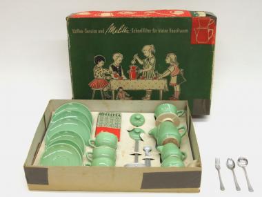 Das Kinderservice ist das Objekt des Monats September in der Sonderausstellung "Ene, mene, muh ..." im LWL-Freilichtmuseum Detmold.<br>Foto: LWL