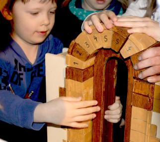 Zahlreiche Mitmachstationen in der Ausstellung laden Erwachsene und Kinder zum Ausprobieren ein.<br>LWL/ K. Höntges