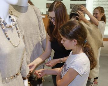 Am Tag des offenen Denkmals tauchen Kinder und Jugendliche spielerisch in die Welt der Jungsteinzeit ein.<br>Foto: LWL/Brentführer
