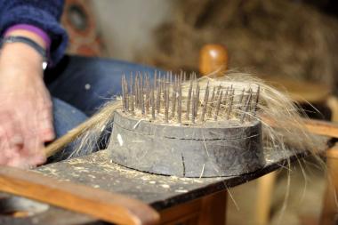 Im LWL-Freilichtmuseum Detmold steht die Verarbeitung von Flachs auf dem Programm.<br>Foto: LWL/Sánchez
