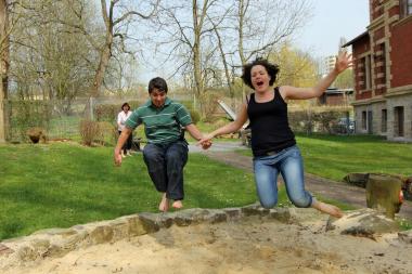 Spaß an Bewegung gehört beim inklusiven Theaterworkshop dazu.<br>Foto: Theaterwerkstatt Bethel