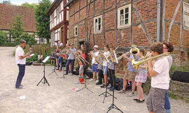 Die Jungbläsergruppe des CVJM aus Helpup laden die Besucher des LWL-Freilichtmuseums Detmold zum mitsingen ein.<br>Foto: LWL/Klein