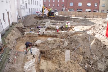 Bielefeld, Alter Markt/Piggenstraße:  Dicht an dicht: Immer wieder traten auf dem Gelände schon knapp unterhalb der modernen Oberfläche Fundamentreste älterer, eng aneinander grenzender Gebäude zutage. Jede Mauer wird von den Archäologen sorgsam freigelegt und dokumentiert<br>Foto: Archäologie am Hellweg eG