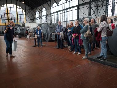 Die Mitglieder und Freunde des Fördervereins bei der Exkursion in die Maschinenhalle der Zeche Zollern im Sommer 2017.<br>Foto: Armin Göhler