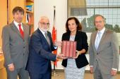 Dr. Burkhard Beyer, Geschäftsführer Historische Kommission für Westfalen (v.l.n.r.), Prof. Dr. Wilfried Reininghaus, Vorsitzender der Historischen Kommission für Westfalen, Hanna Sperling, Mitglied im Präsidium des Zentralrats der Juden in Deutschland und LWL-Direktor Matthias Löb. <br>Foto: LWL 