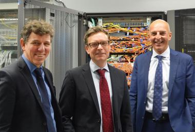 Dr. Georg Lunemann, Erster Landesrat und Kämmerer des LWL (v.r.), Dr. Marcus Stumpf, Leiter des LWL-Archivamtes, und Wieland Schäfer, Leiter der LWL-IT-Abteilung, freuen sich über den neuen Service des LWL.<br>Foto: LWL