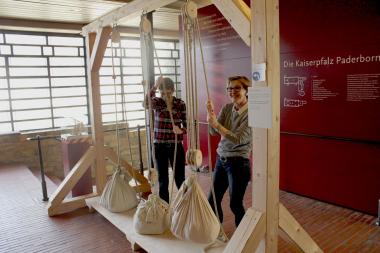 An zahlreichen Stationen können sich die Besucher im Museum in der Kaiserpfalz als mittelalterliche Baumeister versuchen <br>Foto: LWL/K. Höntges
