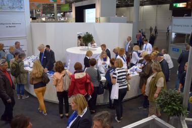 Die Beratung steht im Mittelpunkt beim Gemeinschaftsstand der Integrationsämter von LWL und LVR auf der Rehacare in Düssel-dorf.<br>Foto: LWL
