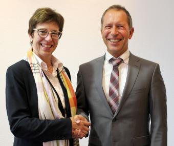 Beatrix Mayer übergibt die Amtsgeschäfte an Ottmar Köck, den neuen Kaufmännischen Direktor der LWL-Einrichtungen Lippstadt und Warstein.<br>Foto: LWL