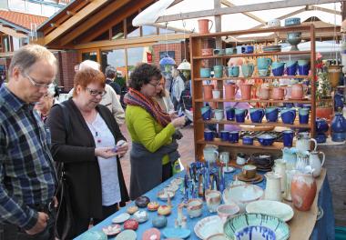 Andrang beim Töpfermarkt im LWL-Ziegeleimuseum Lage.<br>Foto: LWL/Holtappels