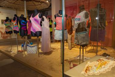 Vom Strand zur Party am Ballermann - die Ausstellung stellt die passende Mode dazu vor.<br>Foto: LWL/Holtappels