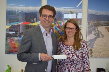 Freuen sich über die Genehmigung der Lichttherapie-Studie in der LWL-Universitätsklinik Hamm: Prof. Dr. Dr. med. Martin Holtmann, Ärztlicher Direktor, (li.)und Prof. Dr. Tanja Legenbauer, Leiterin der Forschungsabteilung.<br>Foto: LWL/Suilmann