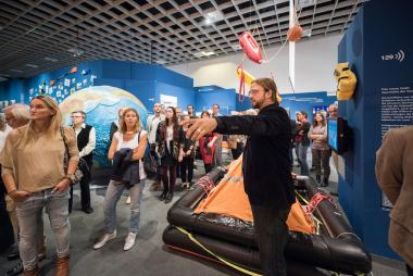 Museumsdirektor Jan Ole Kriegs (Bildvordergrund, Mitte) freut sich über das Besucherinteresse an der Wasser-Ausstellung.<br>Foto: LWL, Steinweg
