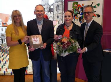 Die Freude war groß, als LWL-Kulturdezernentin Dr. Barbara Rüschoff-Parzinger das Ehepaar Kliutchko gemeinsam mit Museumsdirektor Dr. Ingo Grabowsky (v. l.) beglückwünschte. Die Englischlehrerin aus Dortmund ist die 111.111. Besucherin der Sonderausstellung "Luther. 1917 bis heute".<br>Foto: LWL/Johanna Pietsch