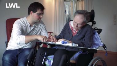 Der neue LWL-Film zeigt, wie Felix Osterkamp (l.) sich darauf vorbereitet, als Betreuungsassistent zu arbeiten.<br>Foto: LWL