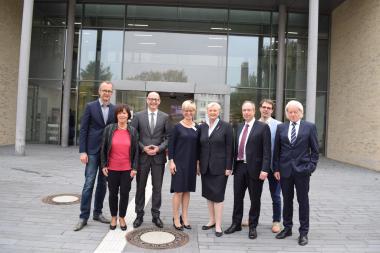 v.l. Thomas Linnemann (Pflegedirektor), Monika Schnieders-Pförtzsch (Stellv. Vorsitzende der LWL-Landschaftsversammlung), Patrick Hofmacher (Geschäftsführer Malteser Werke gGmbH), Marianne Marbach (Schulleiterin Schule im Heithof), Ulrike Wäsche (1. Bürgermeisterin der Stadt Hamm), Matthias Löb (LWL-Direktor),  Prof. Dr. Dr. med. Martin Holtmann (Ärztlicher Direktor LWL-Universitätsklinik Hamm) und Peter Eltrop (Kaufmännischer Direktor LWL-Universitätsklinik Hamm).<br>Foto: LWL/Suilmann