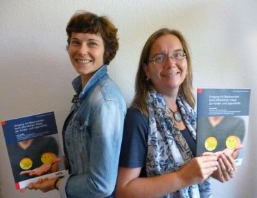 Die LWL-Jugendhilfe-Expertinnen Kathrin List (l.) und Hil-degard Pamme haben ein Praxisprojekt durchgeführt, um in den örtlichen Jugendämtern Beteiligungs- und Beschwerdeverfahren für Kinder, Jugendliche und Familien weiter zu entwickeln.<br>Foto: LWL