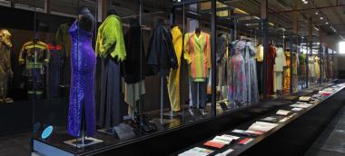 Unbeleuchtet und nur im Schein der huschenden Taschenlampen wirken die Kleider in den Vitrinen beinahe gespenstisch.<br>Foto: LWL