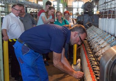 Restaurator Gerd Hölker führt die in Stand gesetzte Ringspinnmaschine vor.<br>Foto: LWL/Holtappels 