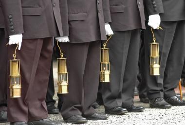 Ausgerüstet mit bergmännischem Geleucht begleiten Knappen am ersten Advent einen Laternenumzug auf dem Gelände der Zeche Nachtigall.<br>Foto: LWL