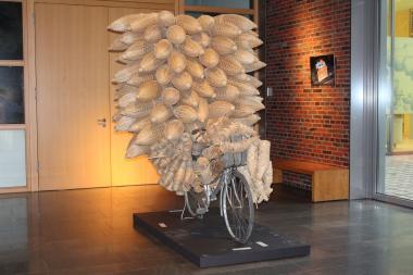 Sicherlich einerder Höhepunkte beim Weihnachtsbasar: Das aus Vietnam importierte Fahrrad. Die Fischreusen sind im Preis inbegriffen <br>(Foto: LWL/ A. Jordan).