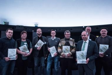 LWL-Direktor Matthias Löb (3.v.re.) und Museumsdirektor Dr. Jan Ole Kriegs (3.v.li.) übergaben den Hauptautoren die ersten frisch gedruckten Exemplare des neuen Atlas "Seltene Vögel in Nordrhein-Westfalen".<br>Foto. LWL/Steinweg