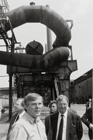 Begehung des Hüttengeländes mit dem damaligen Museumsdirektor Helmut Bönnighausen (vorne).<br>Foto: LWL/Berthold Socha