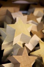 Viel Kreatives aus Holz, Metall oder Stoff können die Besucher des Adventsmarktes erwerben.<br>Foto: LWL/Marx