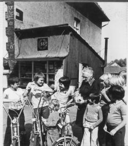 Emmy Olschewski verteilt Süßigkeiten vor ihrer Bude in Castrop-Rauxel, 1970er Jahre.<br>Foto: LWL