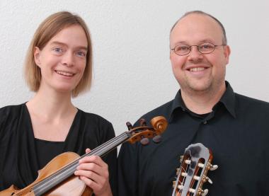 Ute Kloyer und Gerhard Kloyer spielen die passende Musik zu "Der Weihnachtsabend" von Charles Dickens.<br>Foto: privat