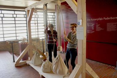 An zahlreichen Stationen können sich große wie kleine Besucher im Museum in der Kaiserpfalz als mittelalterliche Baumeister versuchen.<br>Foto: LWL /K. Höntges