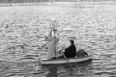 Der heilige Nikolaus ist der Patron der Seefahrer, deshalb kommt er häufig per Boot, wie hier um 1960, vermutlich auf dem Aasee in Münster.<br>Foto: LWL-Volkskundearchiv/Risse
