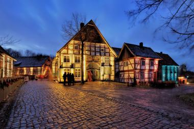 Das Paderborner Dorf wird zum Museumsadvent in farbiges Licht getaucht.<br>Foto: LWL/Sieker