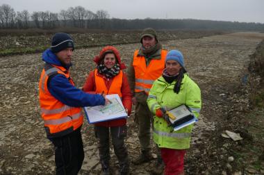 Wo nun eine Straße gebaut werden soll, war im Mittelalter eine Siedlung. Von links nach rechts: Robert Süße und Dr. Sveva Gai von der Stadtarchäologie Paderborn, Marvin Mädel und Claudia Melisch von den archäologischen Fachfirmen.<br>Foto: LWL/Nils Wolpert