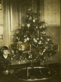 Weihnachten um 1925 in der guten Stube mit festlich geschmücktem Tannenbaum.<br>Foto: privat